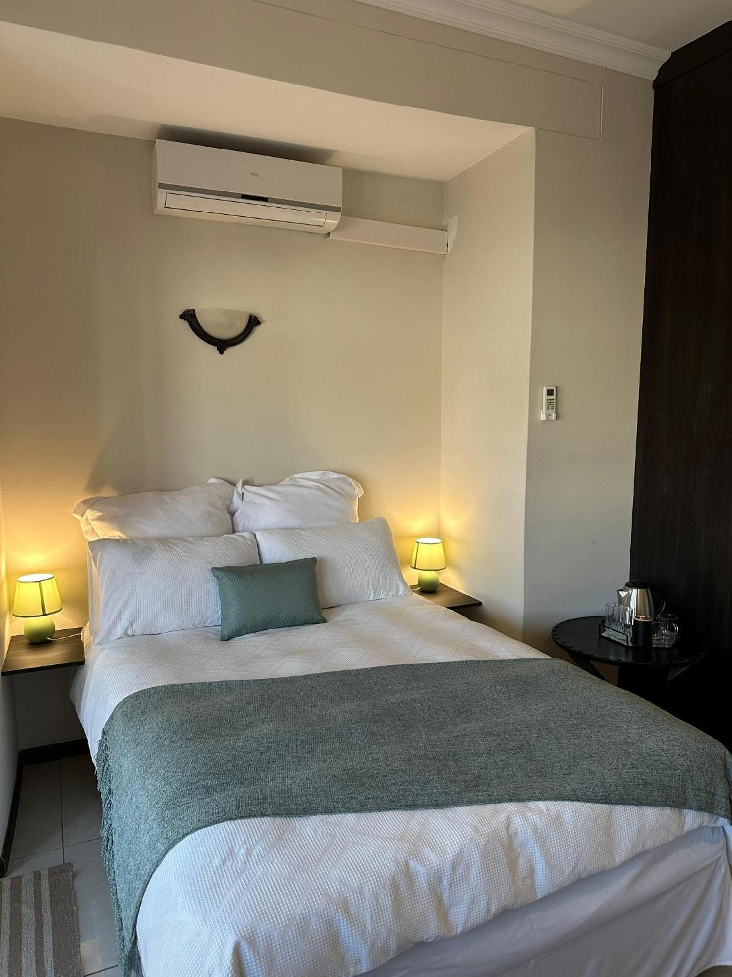 سواكوبموند Cora'S Boutique Bed & Breakfast الغرفة الصورة